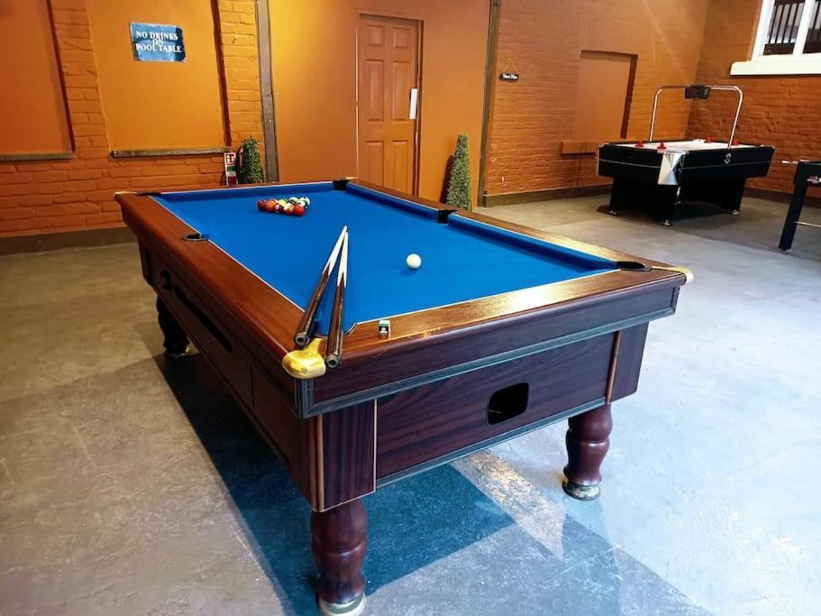 The West Wing At Eriviat Hall Hot Tub Henllan  Kültér fotó