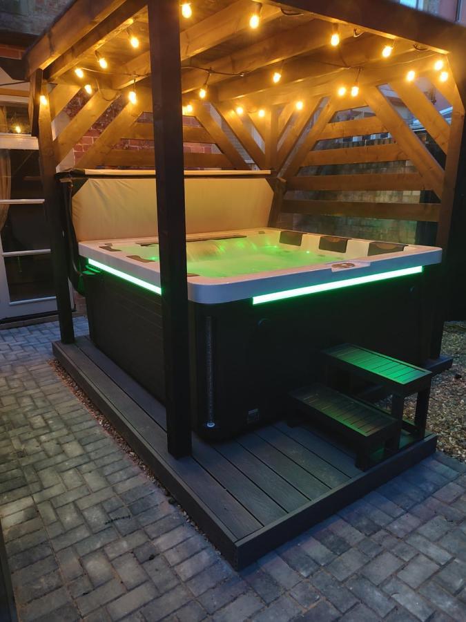 The West Wing At Eriviat Hall Hot Tub Henllan  Kültér fotó